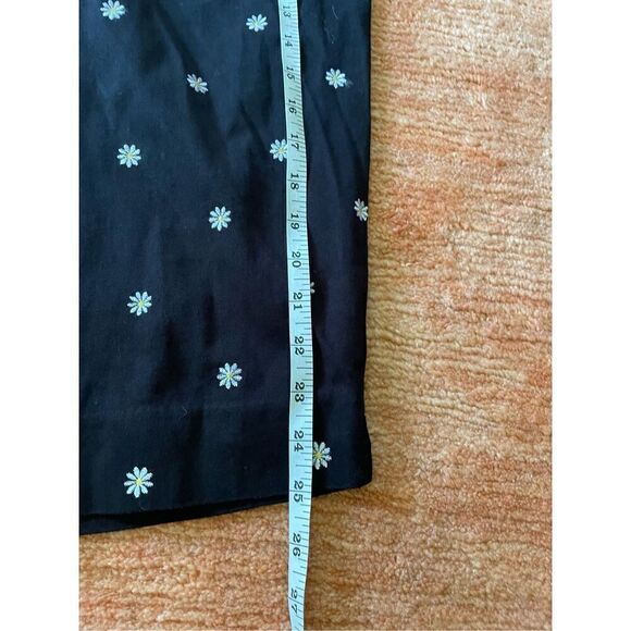 BRIGGS NEW YORK Wm's Capri Pants Black W/Embroidered Daisy Design Size 10P - Picture 5 of 7